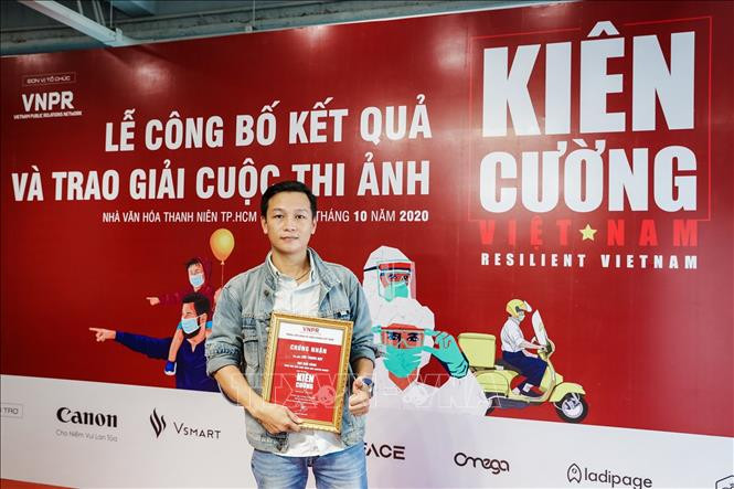 Trao giải Vàng hạng mục "Ảnh chụp bằng máy ảnh chuyên nghiệp" cho tác giả Lưu Trọng Đạt (TTXVN)