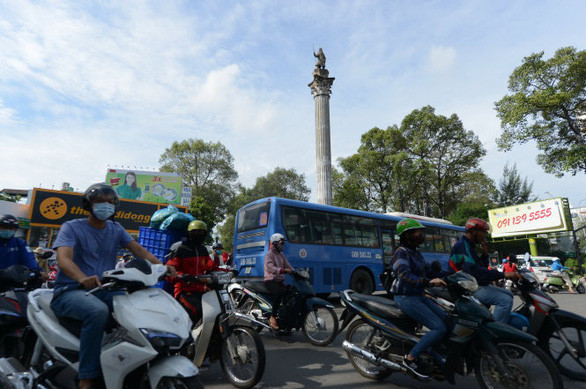 Tượng đài An Dương Vương tại vòng xoay ngã sáu Nguyễn Tri Phương. Ảnh: Quang Định/Tuổi trẻ