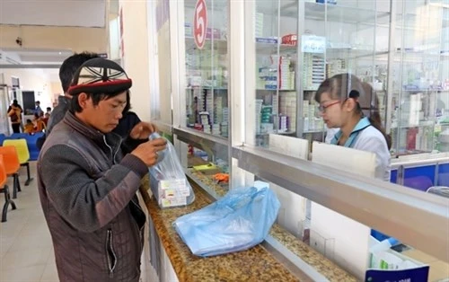 Người dân nhận thuốc theo chế độ bảo hiểm. Ảnh: TTXVN
