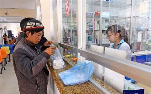 Người dân nhận thuốc theo chế độ bảo hiểm. Ảnh: TTXVN