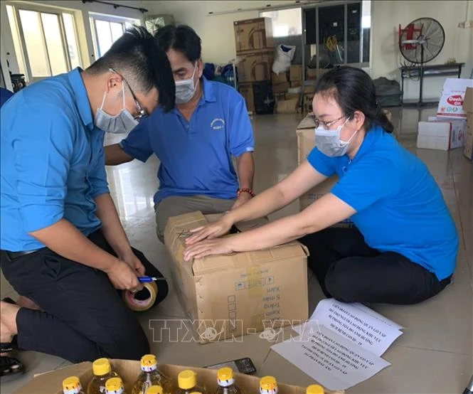 Liên đoàn Lao động quận Gò Vấp chuẩn bị hàng hóa đồ dùng thiết yếu hỗ trợ khẩn cấp cho công nhân tại phường 15, quận Gò Vấp. Ảnh: TTXVN phát