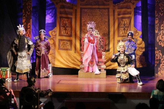 Một cảnh trong vở "Giấc mộng đêm xuân" được các nghệ sỹ cải lương biểu diễn tối 13/1/2019, tại phố đi bộ Nguyễn Huệ (quận 1, TP Hồ Chí Minh). Ảnh: Hoàng Tuyết/Báo Tin tức