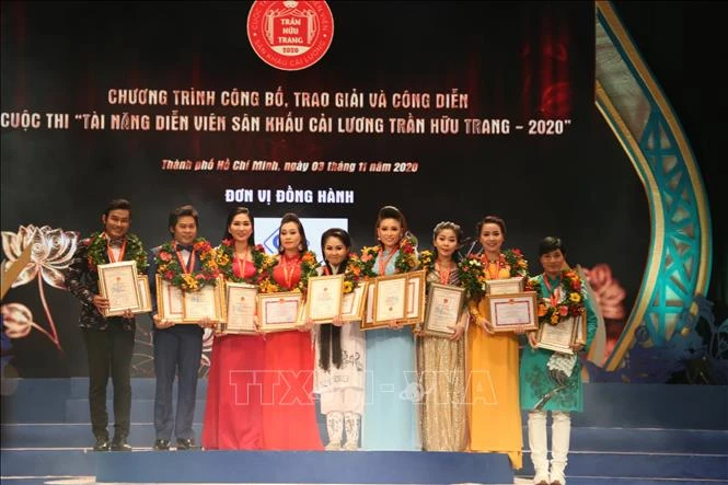 Trao huy chương cho các tài năng diễn viên sân khấu cải lương Trần Hữu Trang