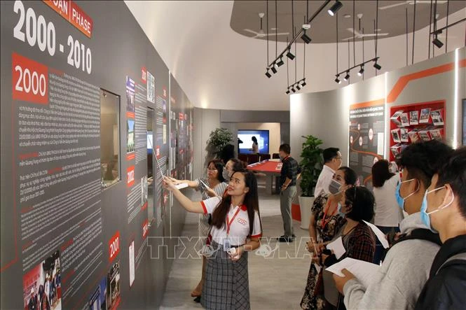 Đại diện Bảo tàng QTSC giới thiệu quá trình hình thành và phát triển 20 năm của Công viên. Ảnh: Tiến Lực - TTXVN