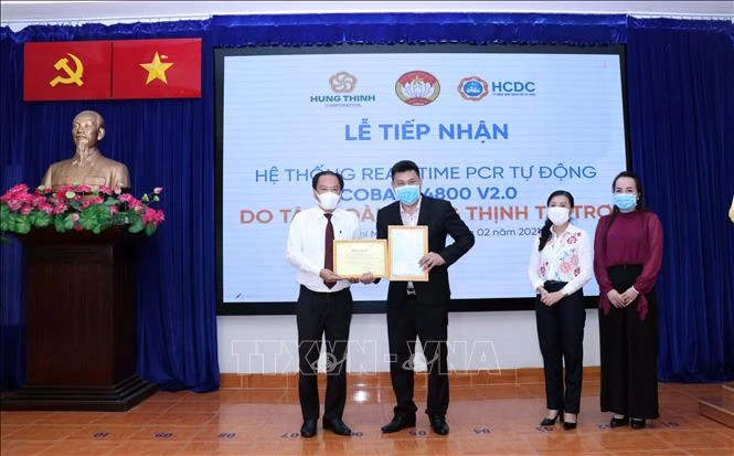 Dịch COVID-19: Trao tặng Sở Y tế Thành phố Hồ Chí Minh trang bị thiết bị y tế phòng, chống dịch
