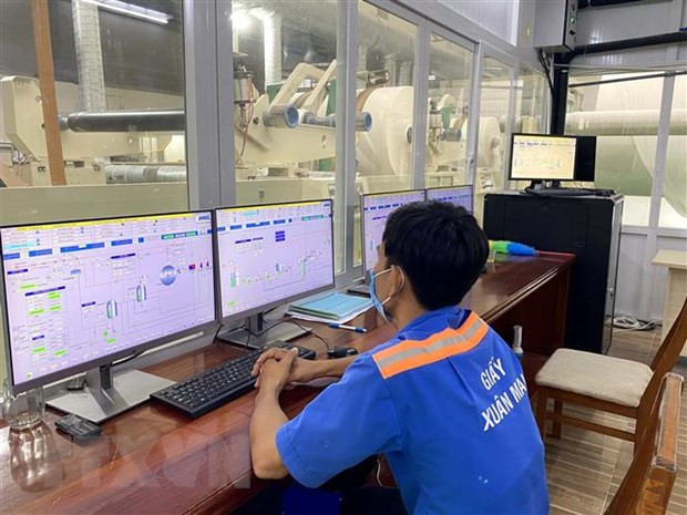 Công nhân lao động Công ty trách nhiệm hữu hạn giấy Xuân Mai ở Khu công nghiệp Hiệp Phước thực hiện giờ làm giãn cách phòng, chống dịch COVID-19. Ảnh: Thanh Vũ/TTXVN