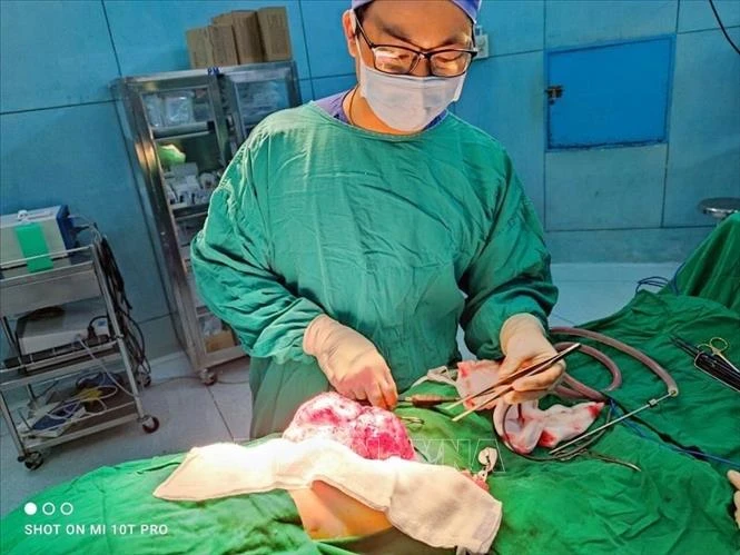 Bác sỹ Bệnh viện Nhi đồng 2 phẫu thuật loại bỏ dị vật cho bệnh nhi. Ảnh: TTXVN phát