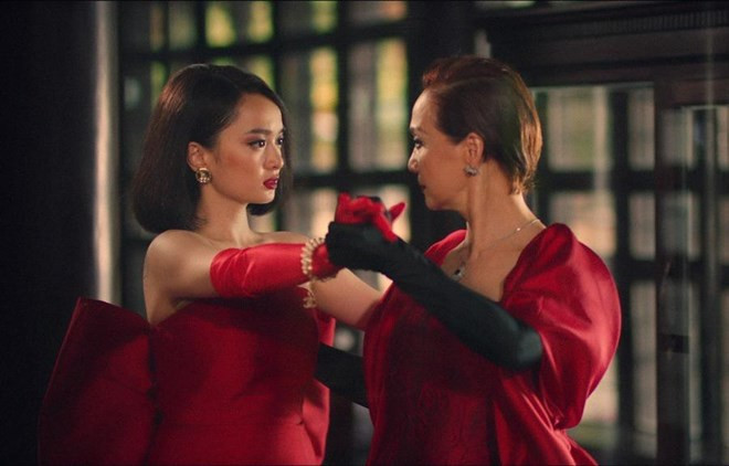 Kaithy Nguyễn (trái) và Lê Khanh trong ''Gái già lắm chiêu V''. Ảnh: vietnam+