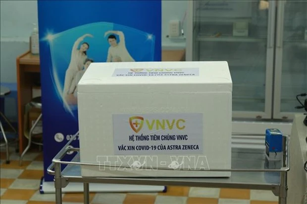 Vaccine phòng COVID-19 được vận chuyển tới Bệnh viện Bệnh Nhiệt đới Thành phố Hồ Chí Minh. Ảnh: Đinh Hằng - TTXVN