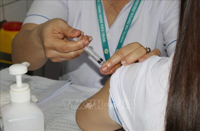 Tiêm vaccine phòng COVID-19 cho nhân viên y tế. Ảnh: Đinh Hằng-TTXVN