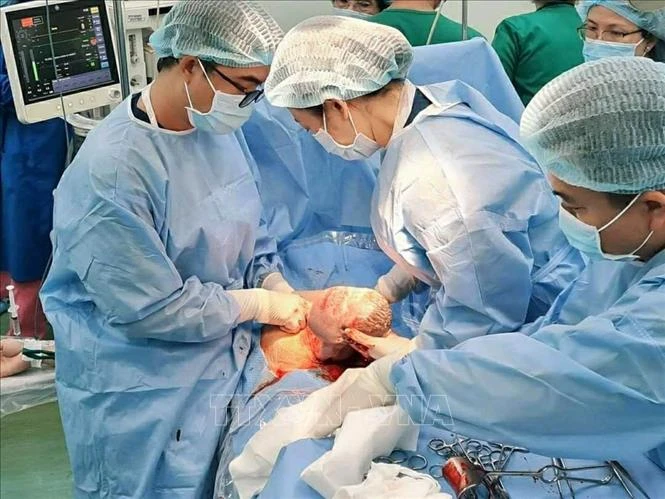 Phối hợp sản-nhi cứu sống một trường hợp trẻ sơ sinh có khối u lớn vùng cổ, mặt