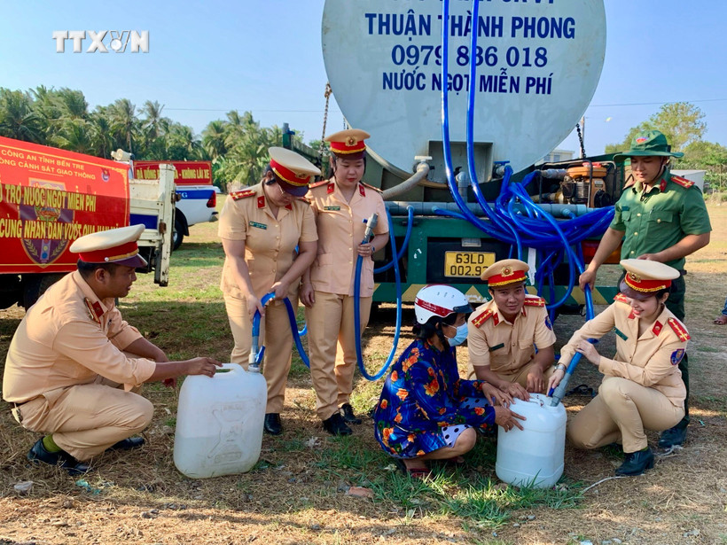 Tuổi trẻ Công an tỉnh Bến Tre hỗ trợ nước ngọt cho người dân vùng hạn, mặn ở huyện Bình Đại. Ảnh: Huỳnh Phúc Hậu - TTXVN
