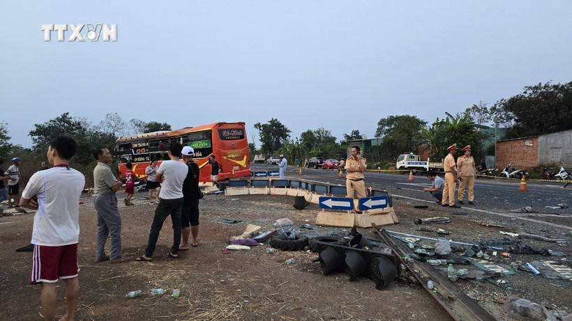 Gia Lai: Va chạm mạnh giữa hai ô tô khách, một người tử vong, 16 người bị thương