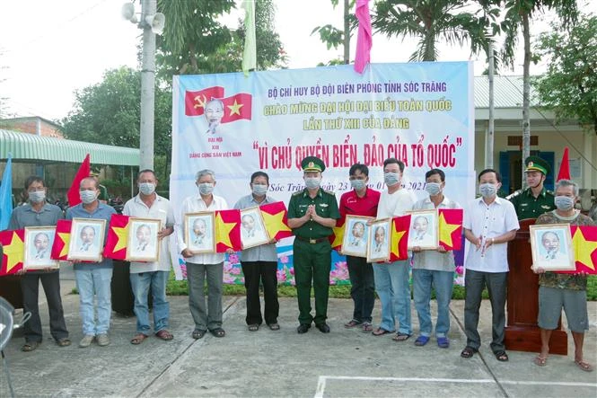 Trao tặng cờ Tổ quốc và ảnh Bác Hồ cho ngư dân khu vực biên giới biển