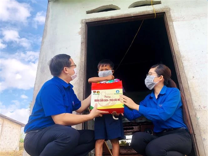 Bình Thuận trao tặng 1.200 bộ sách giáo khoa cho học sinh tiểu học có hoàn cảnh khó khăn