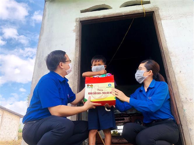 Bình Thuận trao tặng 1.200 bộ sách giáo khoa cho học sinh tiểu học có hoàn cảnh khó khăn