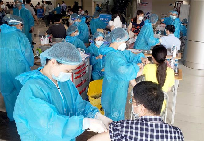 Khẩn trương hướng dẫn tiêm vaccine cho người dưới 18 tuổi