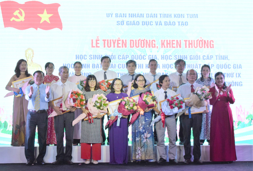 Kon Tum tuyên dương giáo viên dạy giỏi, học sinh có thành tích, sáng kiến tốt