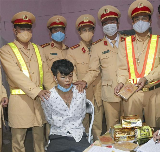 Điện Biên bắt quả tang đối tượng Tòng Văn Dính mua bán, vận chuyển trái phép 3 bánh heroin và 3kg ma túy đá
