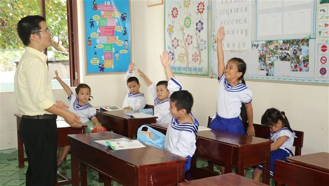 Những người thầm lặng gieo chữ nơi đầu sóng Trường Sa