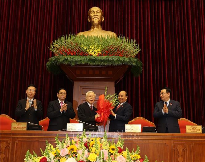 Thay mặt Bộ Chính trị khóa XIII, đồng chí Nguyễn Xuân Phúc, Thủ tướng Chính phủ tặng hoa chúc mừng đồng chí Nguyễn Phú Trọng được tín nhiệm bầu làm Tổng Bí thư Ban Chấp hành Trung ương Đảng Cộng sản Việt Nam khóa XIII. Ảnh: Trí Dũng –TTXVN
