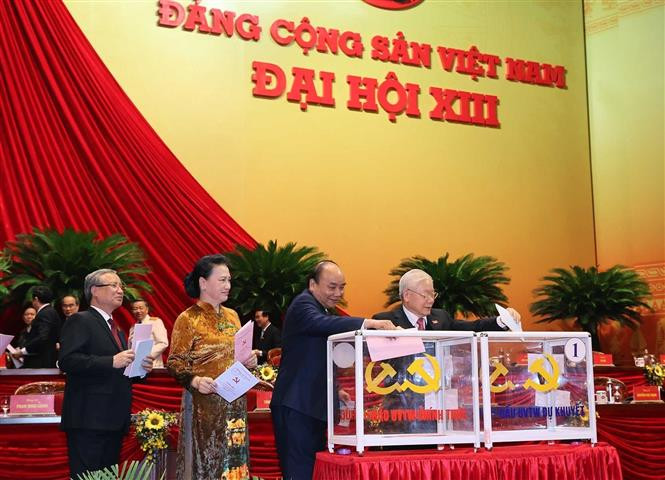 Tổng Bí thư, Chủ tịch nước Nguyễn Phú Trọng, Thủ tướng Nguyễn Xuân Phúc, Chủ tịch Quốc hội Nguyễn Thị Kim Ngân, Thường trực Ban Bí thư Trần Quốc Vượng bỏ phiếu bầu Ban Chấp hành Trung ương khóa XIII. Ảnh: TTXVN