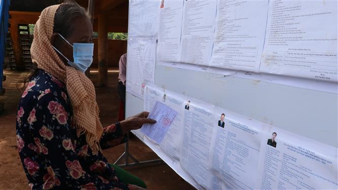 Cử tri Bình Phước thực hiện nghiêm quy định phòng, chống dịch khi đi bỏ phiếu