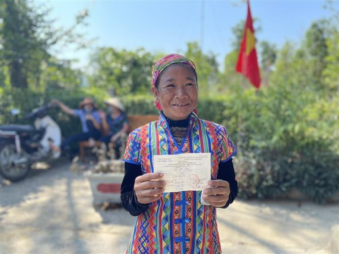 Hoàn thành việc bỏ phiếu, cử tri Hà Tĩnh yên tâm ra đồng thu hoạch lúa
