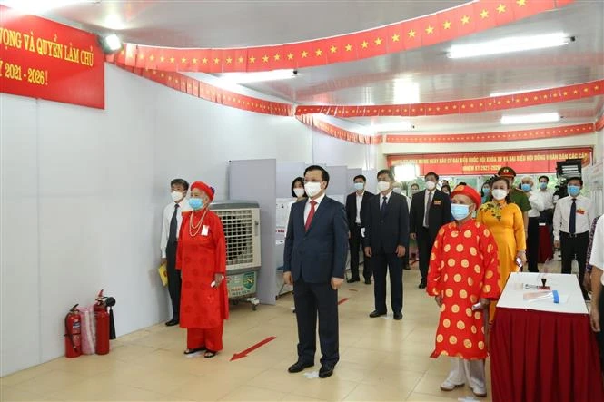 Hàng triệu cử tri Hà Nội tươi vui, phấn khởi đi bỏ phiếu