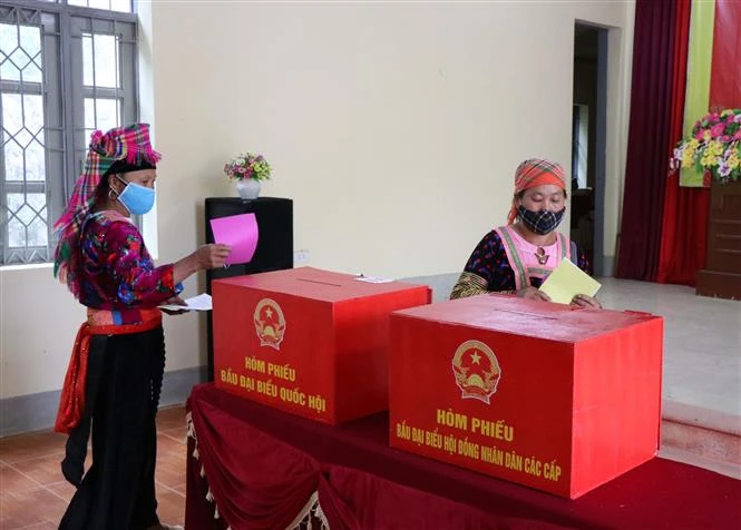 Trên 365.000 cử tri Điện Biên phấn khởi đi bỏ phiếu