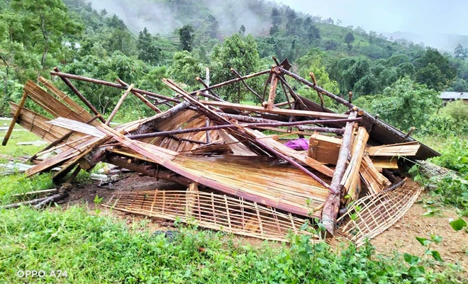 Mưa lớn, dông lốc làm một người bị thương, 534 ngôi nhà dân bị thiệt hại ở Yên Bái