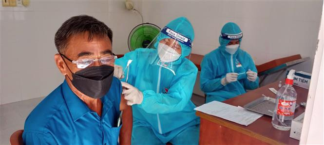 Dịch COVID-19: Các địa phương rút ngắn khoảng cách giữa hai mũi tiêm vaccine AstraZeneca