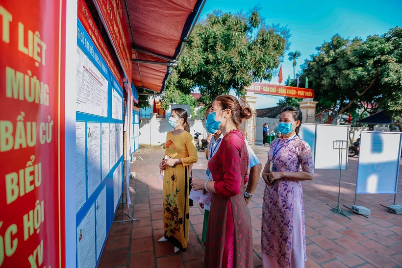Những tà áo dài trong ngày bầu cử