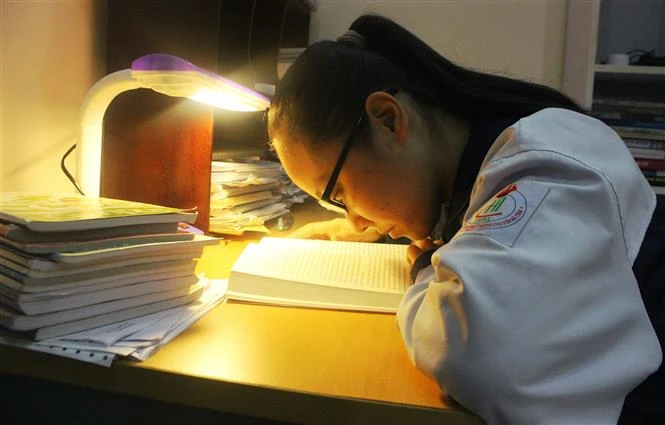 Bị khuyết tật bẩm sinh nhưng Mai Phương luôn nỗ lực vươn lên trong học tập. Ảnh: Hoàng Ngà - TTXVN