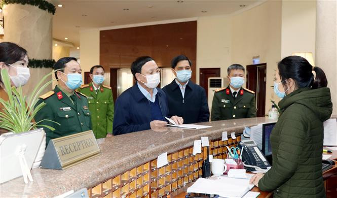 Kiểm tra công tác phòng chống dịch tại các khu cách ly tự nguyện có trả phí trên địa bàn thành phố Hạ Long (Quảng Ninh). Ảnh: Văn Đức - TTXVN