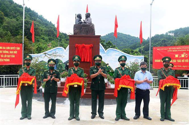 Khánh thành Tượng đài “Bác Hồ với chiến sĩ Biên phòng”