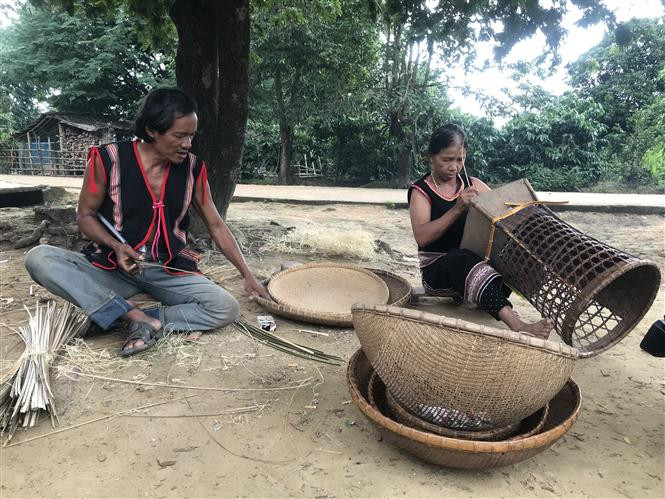 Người Rơ Ngao giữ gìn nghề đan lát truyền thống