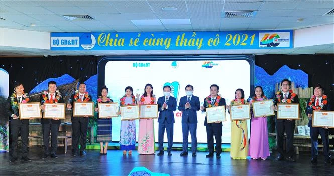 Vinh danh 50 giáo viên có nhiều sáng kiến dạy học trong điều kiện khó khăn