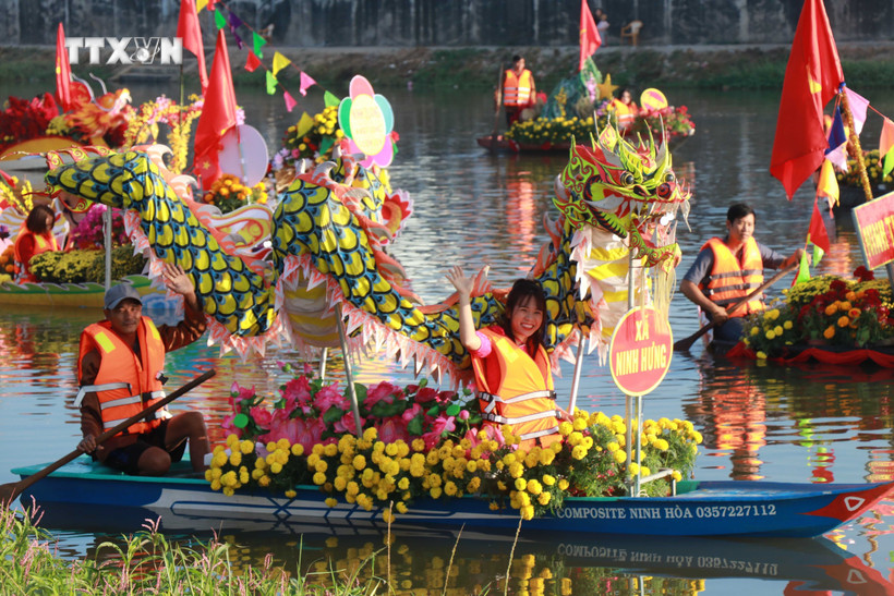 Hàng nghìn người dân cổ vũ đua ghe sôi động ở Khánh Hòa