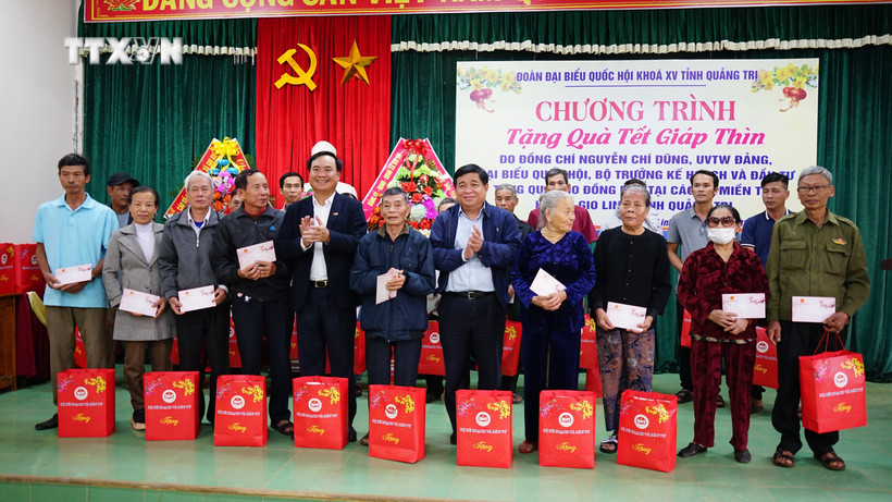 Tặng quà các hộ nghèo, gia đình chính sách, có công với cách mạng tại Quảng Trị