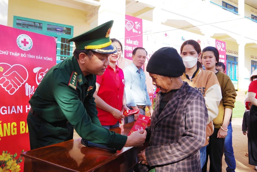Ấm áp "Xuân biên phòng, ấm lòng dân bản" trên biên giới Đắk Nông