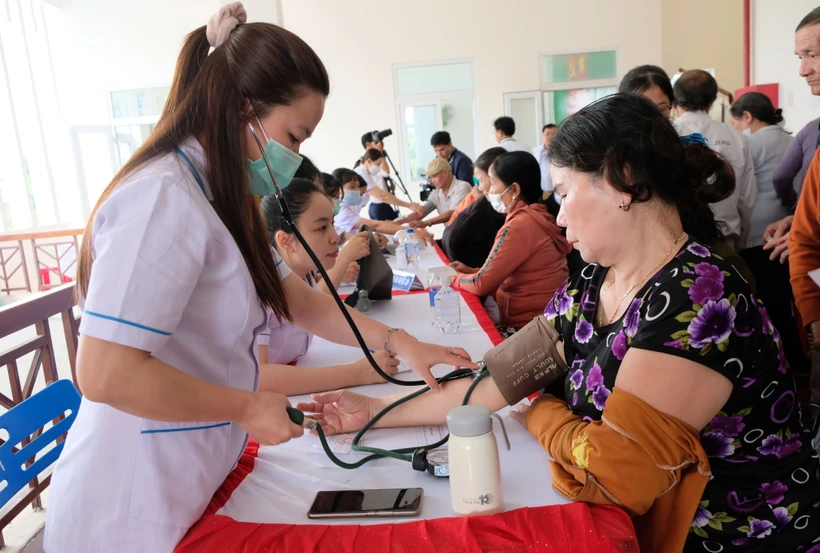 Trao quà Tết, khám bệnh miễn phí cho người nghèo huyện miền núi Quảng Ngãi