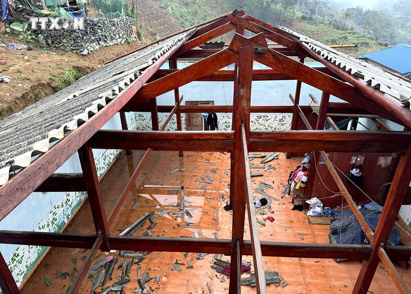 Mưa lớn, gió lốc mạnh ở Hà Giang làm một cháu nhỏ tử vong