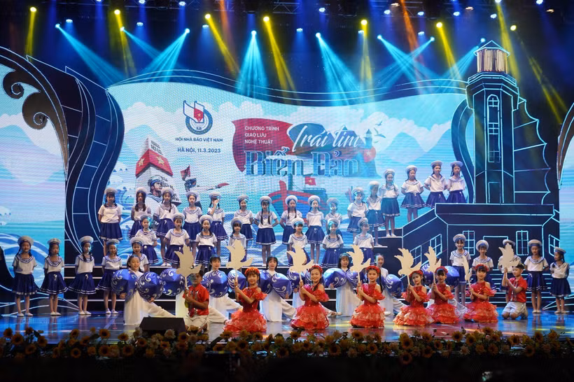 Xúc động Chương trình giao lưu nghệ thuật “Trái tim biển đảo”