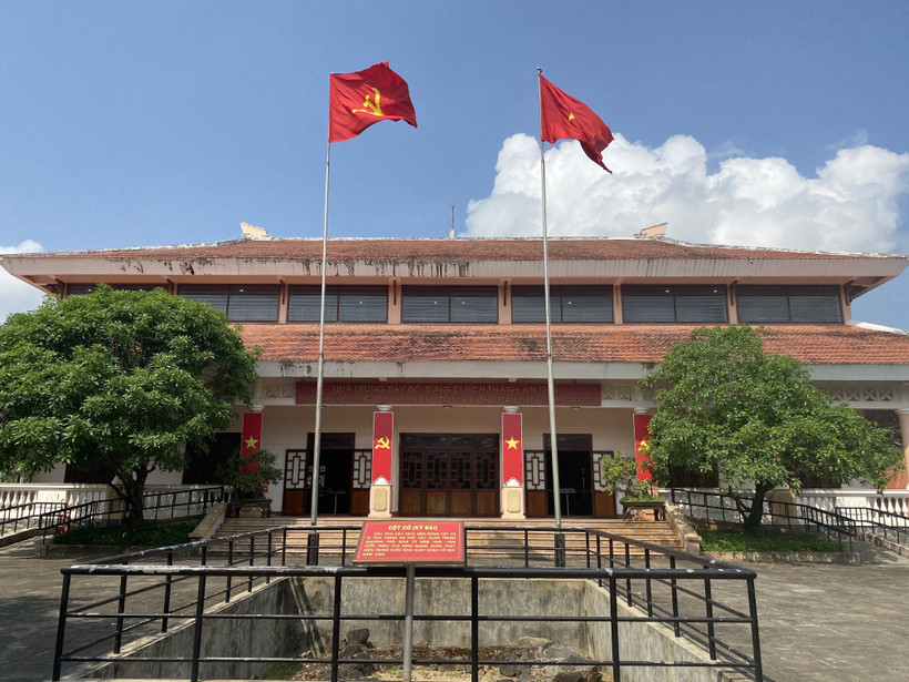 Cột cờ và Nhà trưng bày bổ sung di tích thành An Thổ. Ảnh: Tường Quân – TTXVN