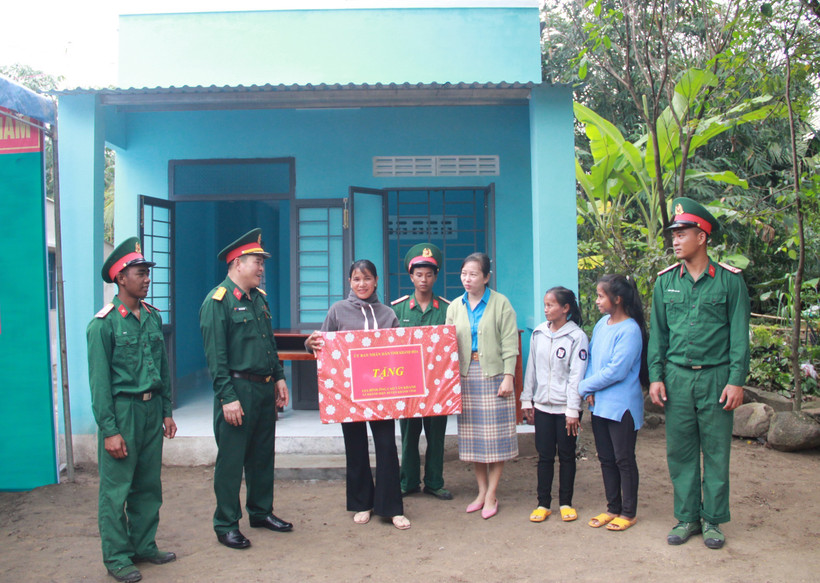 Đại diện Bộ Chỉ huy Quân sự tỉnh Khánh Hòa và chính quyền địa phương xã Khánh Hiệp, huyện Khánh Vĩnh tặng quà gia đình có hoàn cảnh khó khăn tại xã Khánh Hiệp. Ảnh: Phan Sáu - TTXVN