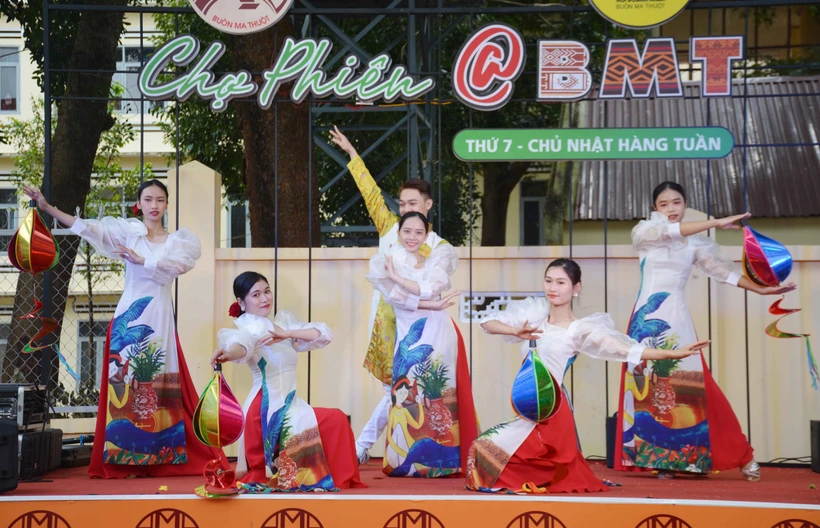 Chương trình văn nghệ tại chợ phiên với chủ đề ca ngợi quê hương đất nước, mừng Đảng, mừng Xuân góp phần mang không khí mùa xuân đến với Buôn Ma Thuột. Ảnh: Hoài Thu - TTXVN