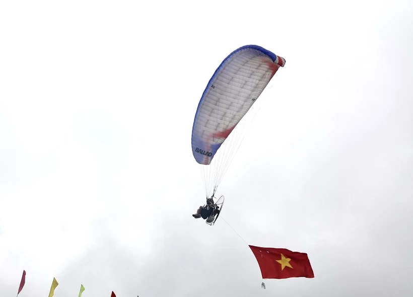 Du khách được chiêm ngưỡng màn bay biểu diễn của các phi công. Ảnh: Tuấn Anh - TTXVN