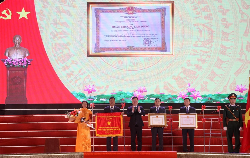 Thừa uỷ quyền Chủ tịch nước, Thủ tướng Chính phủ, Phó Bí thư Tỉnh uỷ, Chủ tịch UBND tỉnh Nghệ An Nguyễn Đức Trung trao Quyết định công nhận huyện đạt chuẩn nông thôn mới, Huân Chương Lao động hạng 3, Cờ thi đua cho chính quyền và nhân dân huyện Quỳnh Lưu.