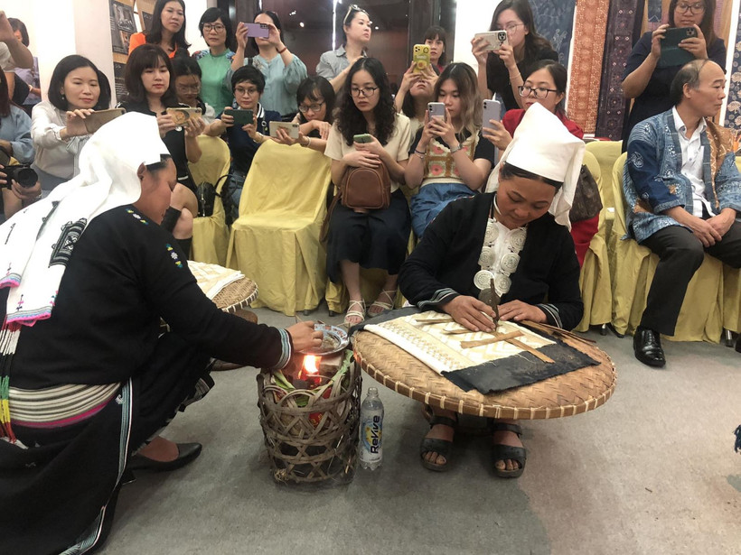 Trải nghiệm không gian “Sáp ong - Sắc chàm” tại Bảo tàng Phụ nữ Việt Nam
